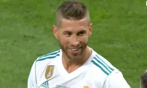 Lộ hình ảnh Ramos cười hớn hở khi Salah khóc rời sân