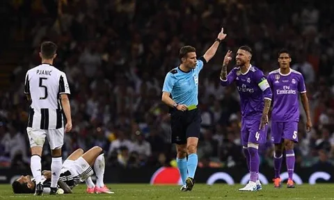 Trước Salah, Ramos từng dùng chiêu bẻ vai hạ Dani Alves?
