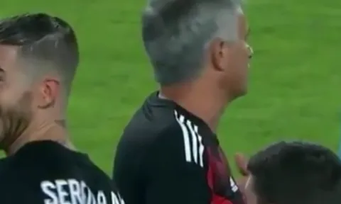Ramos cười đểu, ám chỉ Mourinho "kém thông minh"