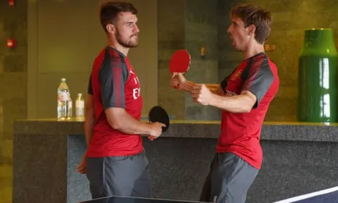 Ramsey cay cú khi bị hạ gục trong môn bóng bàn
