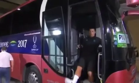 Rảo bước xuống xe bus, Ronaldo suýt ngã 'sấp mặt'