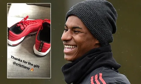 Rashford đánh tiếng ra đi, CR7 tặng quà "chất chơi" lấy lòng