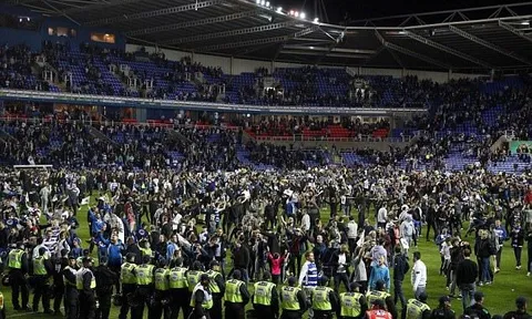 Reading vào chung kết Play-off Championship, CĐV tràn ngập sân 'bao vây' thầy trò Jaap Stam
