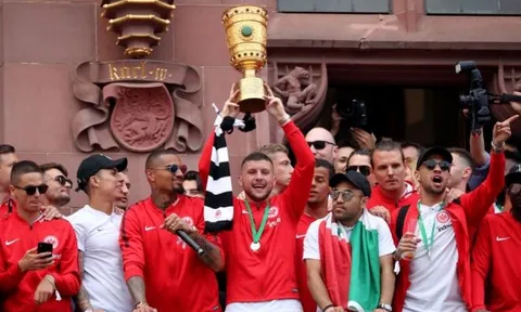 Man Utd mở cuộc đàm phán, quyết mua sao Eintracht Frankfurt