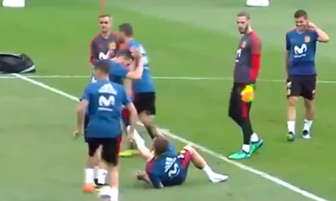 SỐC! Ramos chế nhạo Ronaldo trong buổi tập của Tây Ban Nha