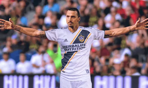 Zlatan Ibrahimovic: Hãy cứ ngạo nghễ, nhưng đừng lố bịch
