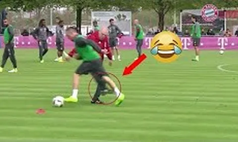 Ribery nằm sân sau cú tắc bóng 'ác liệt' của trợ lý