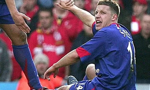 Riise từng khiến chân của Alan Smith gãy đôi chỉ bằng một cú sút