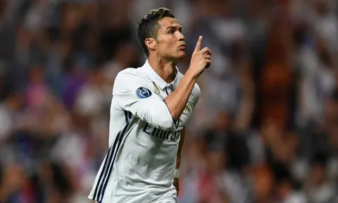Rộ tin đồn Ronaldo bí mật gặp ông chủ PSG