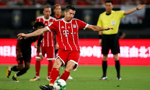 Robert Lewandowski chơi đầy nỗ lực trước Arsenal