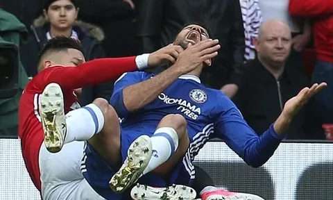 Trọng tài Anh: ‘Costa, Rojo và Young nên cảm thấy nhục’
