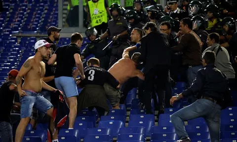 Fan AS Roma tính 'tiêu diệt' cổ động viên Liverpool