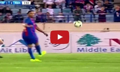 Ronaldinho kiến tạo không cần nhìn khiến fan “lác mắt“