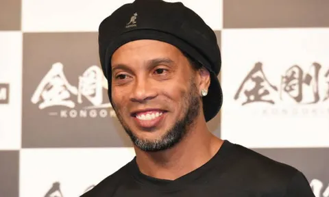 Ronaldinho lộ vẻ già nua khi xuất hiện trên đất Nhật