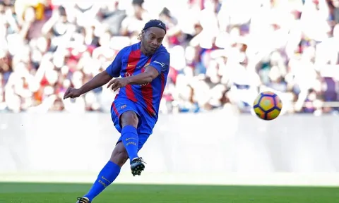 Ronaldinho quay huyền thoại Man Utd như chong chóng