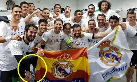 Ronaldo lại bị bóc mẽ trò ăn gian chiều cao