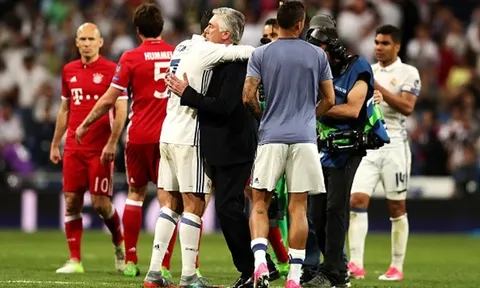Ghi 5 bàn loại Hùm xám, CR7 ôm chặt an ủi Ancelotti