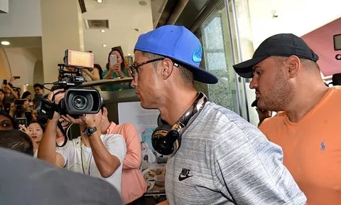 Ronaldo bay đến Singapore để thăm cháu ngoại Peter Lim