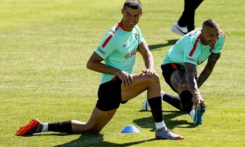 Ronaldo lạ lẫm với mái tóc mới trong buổi tập cùng tuyển Bồ Đào Nha