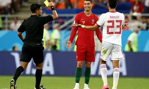 Ronaldo đáng bị thẻ đỏ, VAR là trò hề