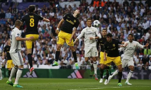 Ronaldo chờ trọng tài để xác minh việt vị hay không ở pha mở tỷ số