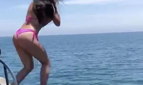 Bạn gái Ronaldo khoe sắc với bikini màu hồng nhạt