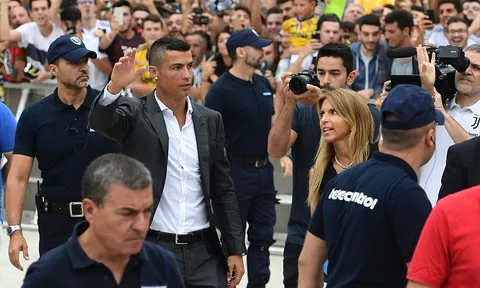 Ronaldo cực bảnh bao trước hàng nghìn cổ động viên Juventus