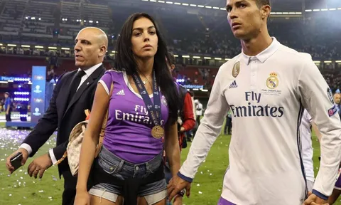 Ronaldo cùng bạn gái xét nghiệm DNA, chuẩn bị đón 'Siêu em bé'