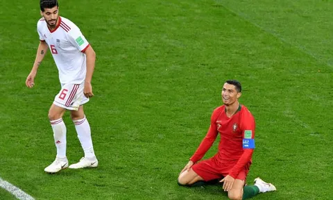 Ronaldo đá hỏng 11m, suýt nhận thẻ đỏ, Bồ Đào Nha đi tiếp trong cơn đau tim