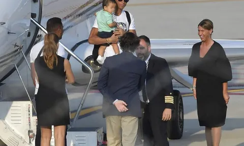 Ronaldo đặt chân trở lại Italia, chuẩn bị tập luyện cùng Juventus