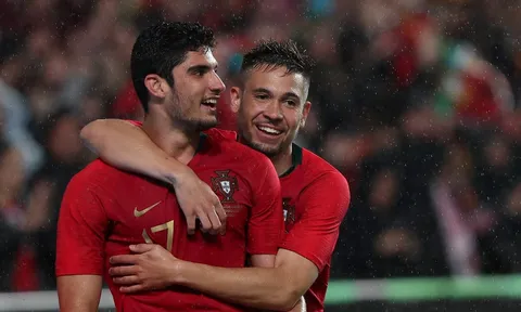 "Ronaldo đệ nhị" tỏa sáng, PSG mừng thầm