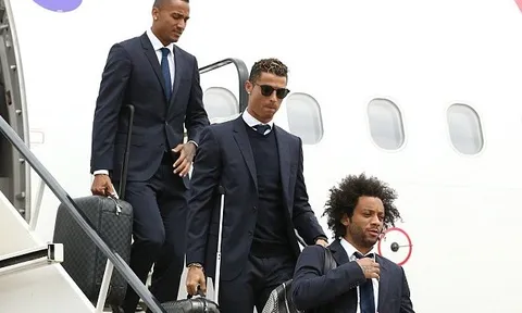 Ronaldo diện vest lịch lãm khi đến Cardiff