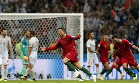 Ronaldo đối đầu Uruguay: Một tay chạm bóng vàng?