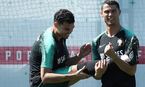 Ronaldo 'gánh' cả đồng đội trên sân tập Bồ Đào Nha