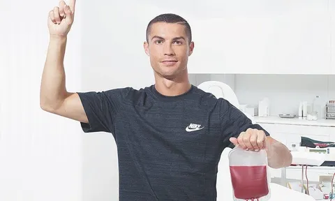 Ronaldo hào hứng khi cho... máu
