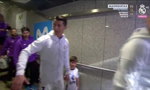 Ronaldo hợp sức Benzema trêu ghẹo đồng đội