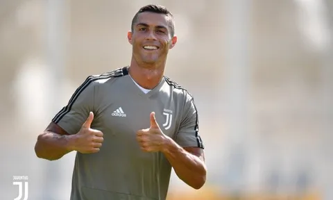 Ronaldo khiến NHM Juve phát cuồng ngay ở buổi tập đầu tiên