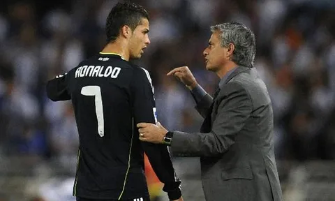 Ronaldo khoác vai Mourinho, đập tan tin đồn mâu thuẫn