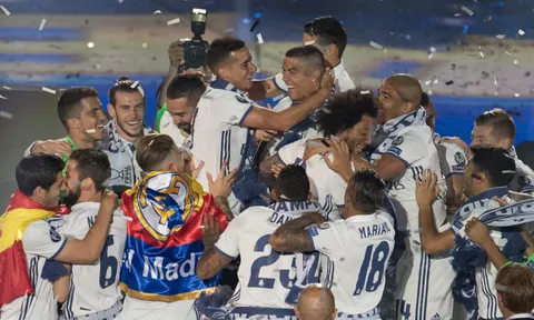 Ronaldo khoe kiểu tóc siêu độc trong lễ ăn mừng hoàng tráng của Real tại Madrid