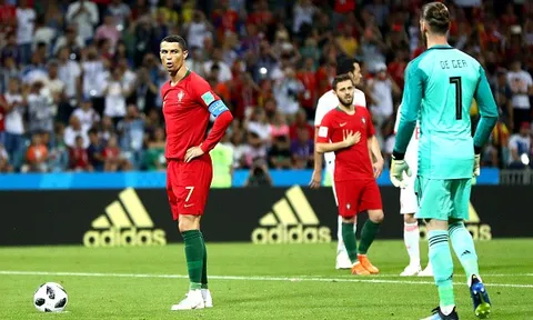 Ronaldo làm gì với 'nạn nhân' sau trận đấu?
