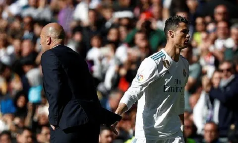 Ronaldo "làm mặt lạnh" với Zidane khi bị thay ra sớm