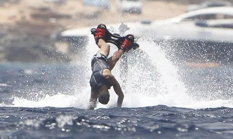 Ronaldo lộn nhào trên biển vì trò flyboarding