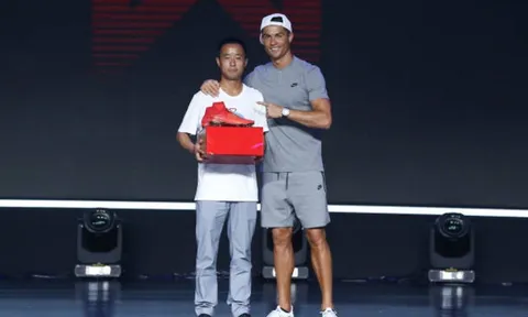Ronaldo mặc quần đùi lên sân khấu tặng quà cho fan