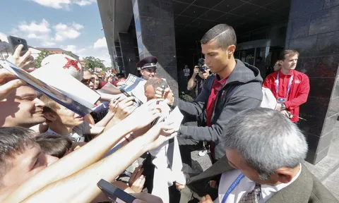 Ronaldo mặt "đưa đám", ký tặng cho người hâm mộ