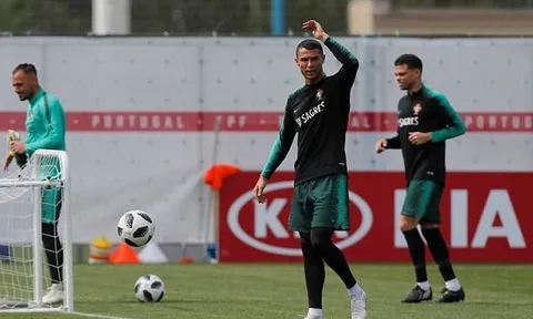 Ronaldo mặt mày cau có, đồng đội và HLV trưởng Bồ Đào Nha xanh mặt