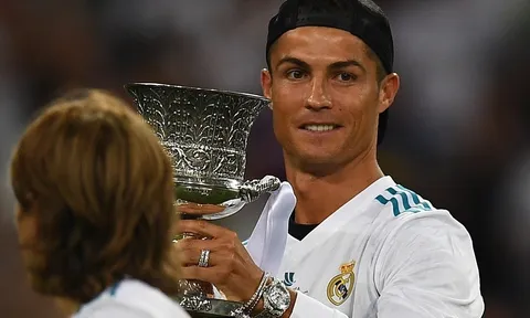 Ronaldo ngạo nghễ trên khán đài, nhìn đồng đội hành hạ Barca