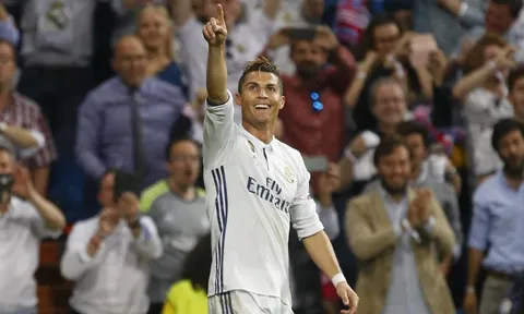 Ronaldo nhận giải bàn thắng đẹp nhất mùa tại Champions League