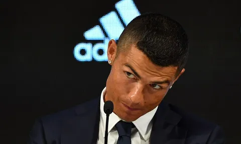 Ronaldo nháy mắt ẩn ý trong buổi họp báo ra mắt Juventus