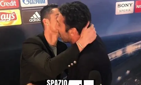 Ronaldo ôm ấp, an ủi Buffon sau thẻ đỏ