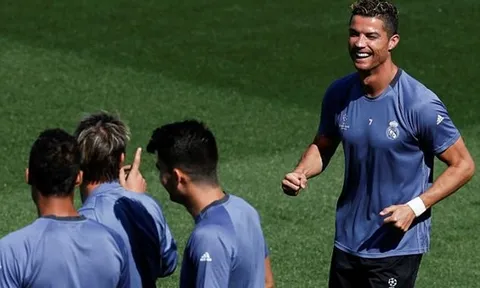 Ronaldo pha trò thỏa mái trước trận làm khách trên sân Vicente Calderon
